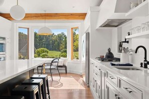 Køleskab, mikrobølgeovn, ovn, kogeplade