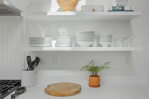 Køleskab, mikrobølgeovn, ovn, kogeplade