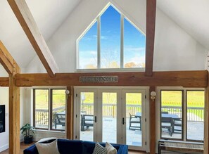 Televisor intel·ligent, llar de foc, videojocs i llibres 