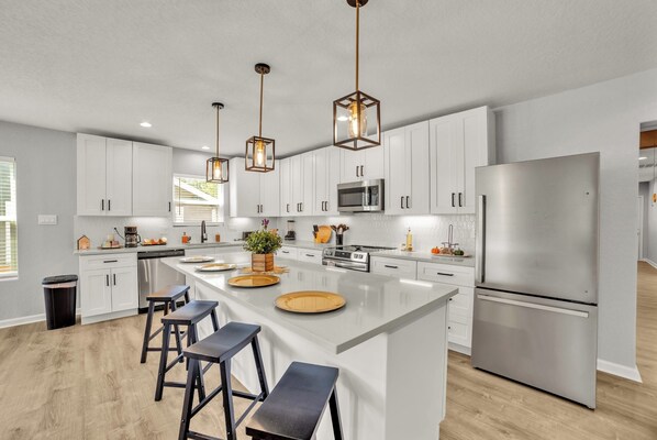 Jääkaappi, mikroaaltouuni, uuni, liesi