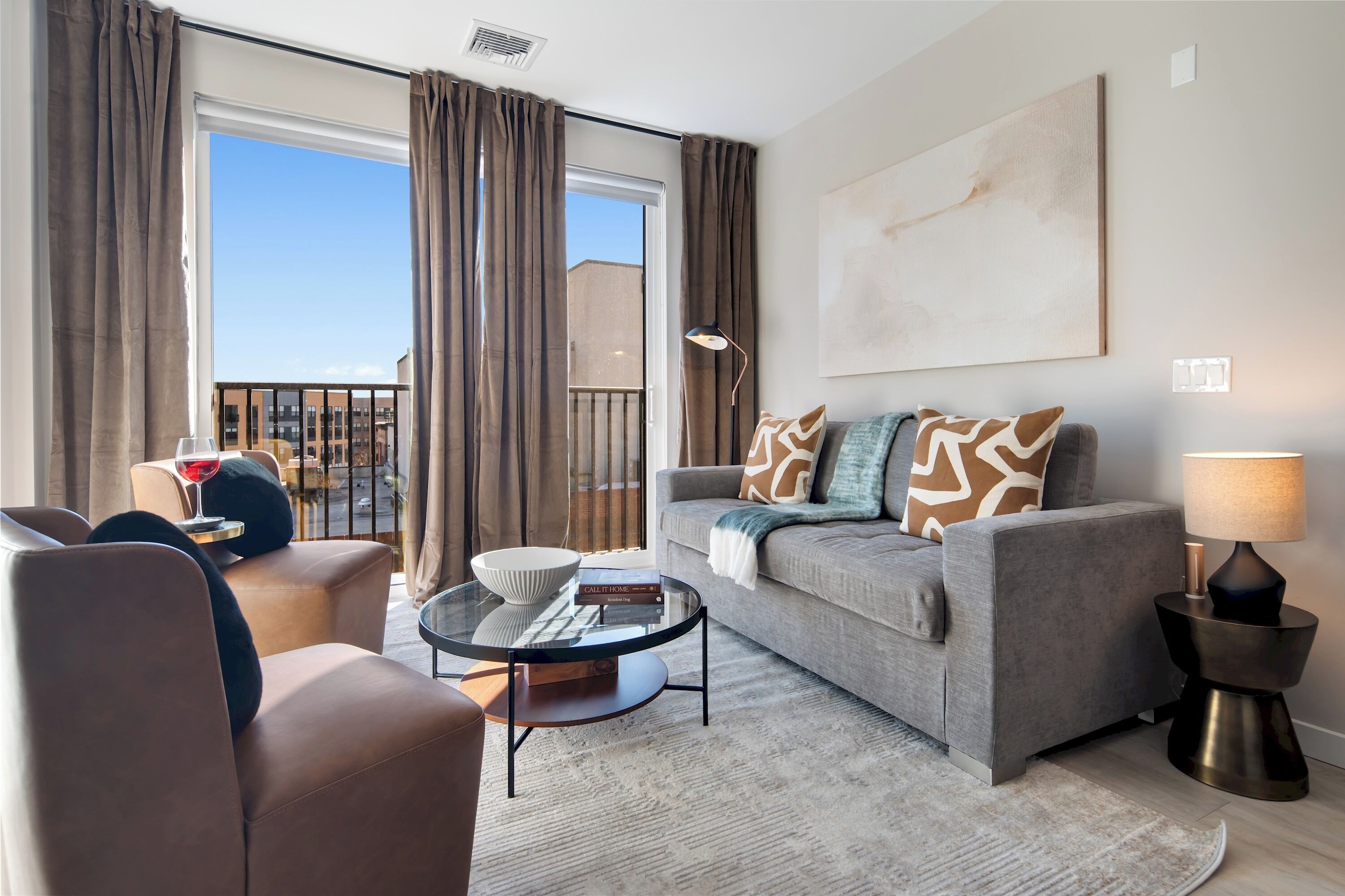 Smart-tv, videospelletjes, een tafeltennistafel en boeken