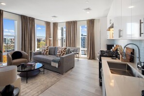 Smart-tv, videospelletjes, een tafeltennistafel en boeken