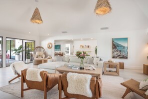 Smart TV, fireplace, ping pong