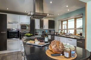 华丽独立别墅 | 私人厨房 | 大冰箱、微波炉、烤面包机、高脚椅