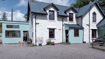 Economy House | Living area