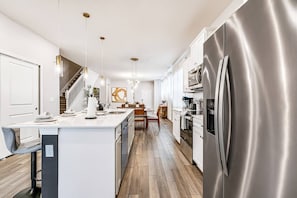 Réfrigérateur, four à micro-ondes, un four, surface de cuisson