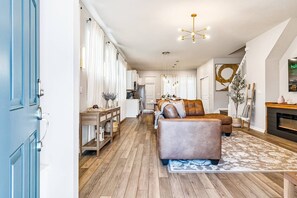 TV, video games - Unwind in Your 5-Bedroom, Private Oasis (Clermont)