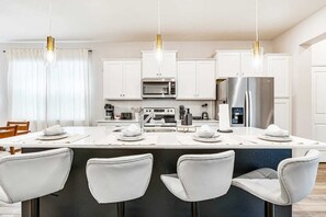 Fridge, microwave, oven, stovetop - Unwind in Your 5-Bedroom, Private Oasis (Clermont)