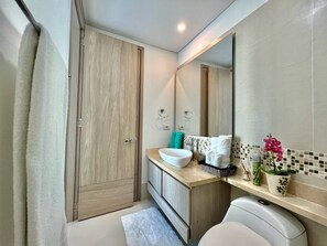 Towels, soap, shampoo, toilet paper - Beautiful 2 bedroom apt with ocean views (Cartagena de Indias)