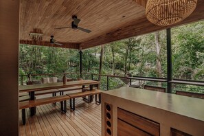 Outdoor dining - Secure and Modern 3-Bedroom Jungle Getaway (Provincia de Puntarenas)
