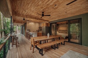 Outdoor dining - Secure and Modern 3-Bedroom Jungle Getaway (Provincia de Puntarenas)