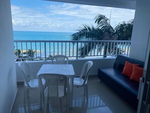 Outdoor dining - Comfortable apartment in waterfront Cartagena (Cartagena de Indias)