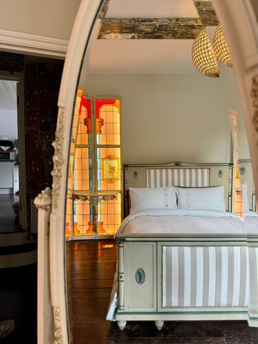 Waterloo Terrace -Historical luxury apartment in heart of Old Town with balcony.