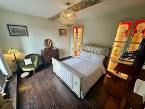 2 slaapkamers, een strijkplank/strijkijzer, reisbedje, gratis wifi