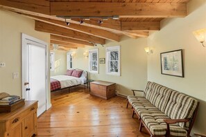 4 Schlafzimmer, Schreibtisch, Reisekinderbett, WLAN