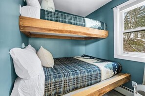 4 bedrooms, desk, travel cot, WiFi