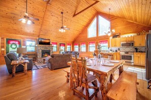 Ein geräumiges Cabin-Interieur mit Essbereich, Wohnzimmer und Küche.