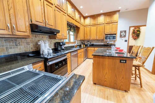 *HUGE 8BD Lodge w/ Theater! Hot Tub + GAMES!*