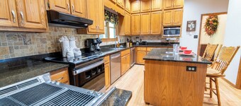 *HUGE 8BD Lodge w/ Theater! Hot Tub + GAMES!*