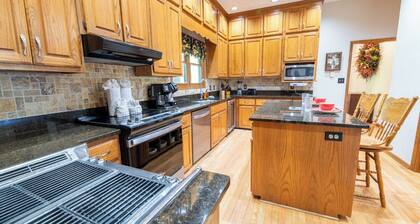 *HUGE 8BD Lodge w/ Theater! Hot Tub + GAMES!*