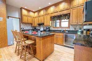 Kylskåp, mikrovågsugn, ugn och spishäll