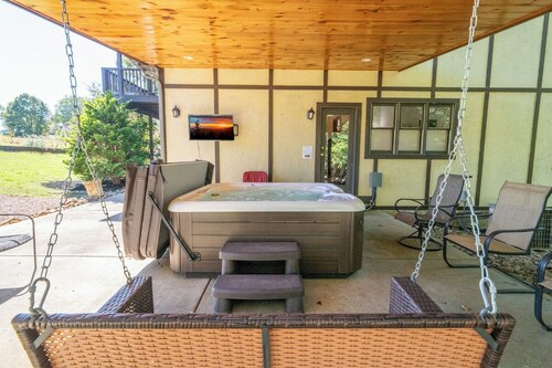 *HUGE 8BD Lodge w/ Theater! Hot Tub + GAMES!*