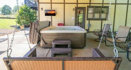 *HUGE 8BD Lodge w/ Theater! Hot Tub + GAMES!*