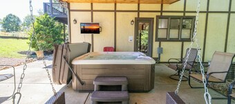 *HUGE 8BD Lodge w/ Theater! Hot Tub + GAMES!*