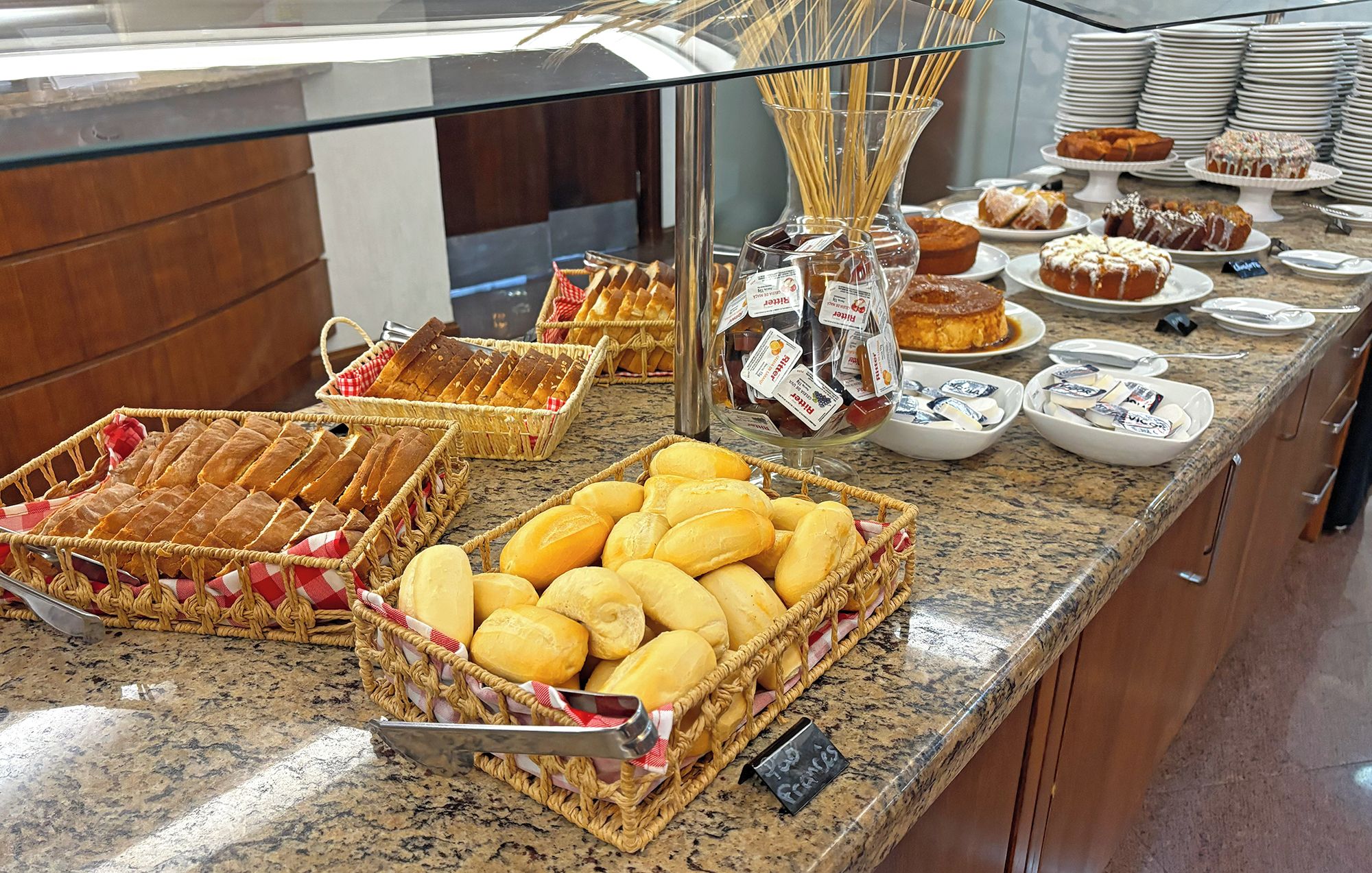 Ein Buffet mit verschiedenen Backwaren, darunter Brot und Gebäck, sowie Beilagen.