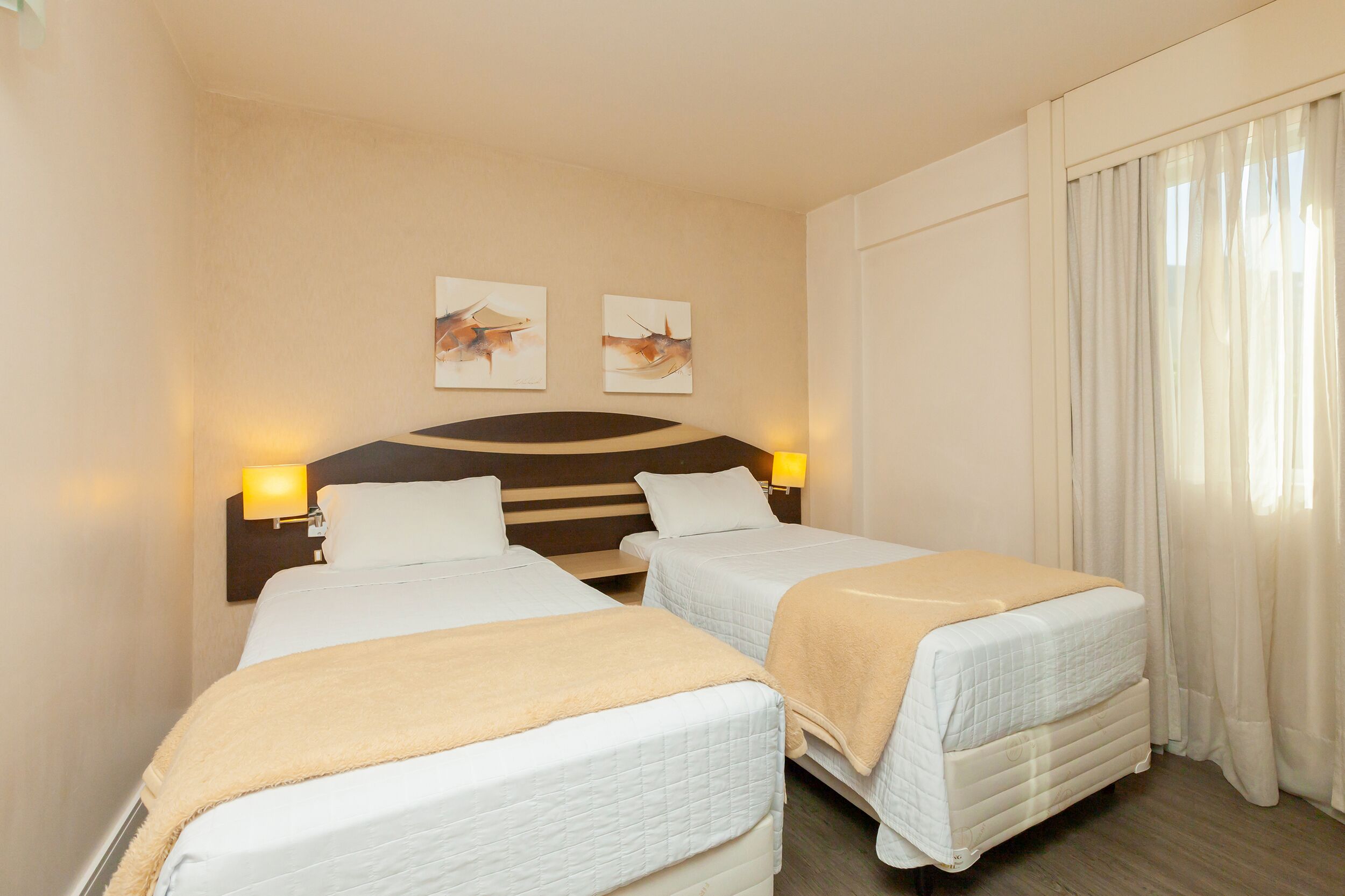 Quarto duplo luxo, vista para a cidade | Espaço de trabalho para notebook, quartos à prova de som