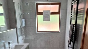 Ein modernes Badezimmer mit Dusche, Waschbecken und Toilette.
