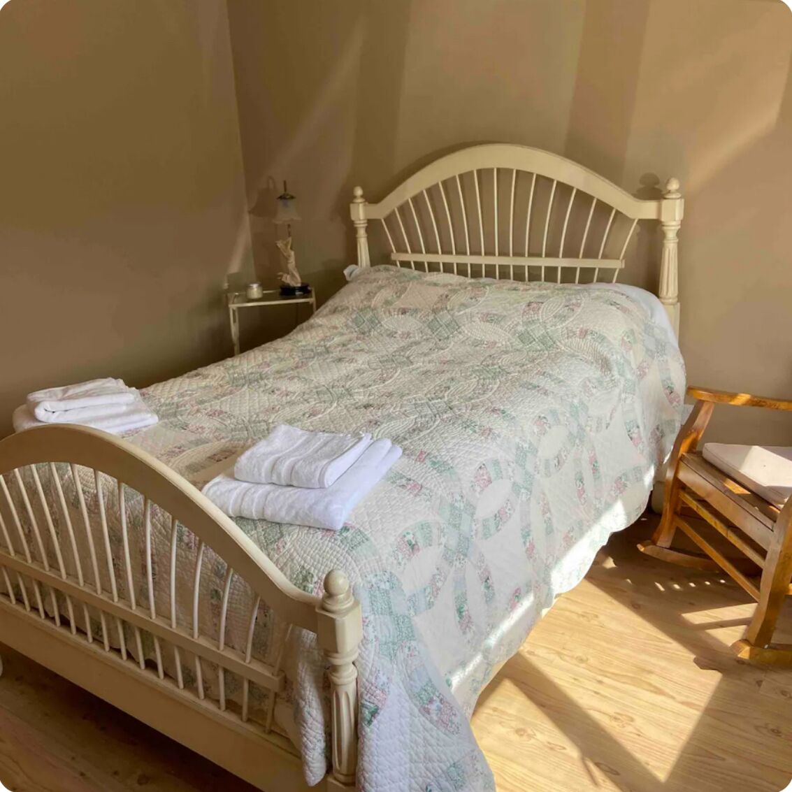 Iron/ironing board, WiFi, bed sheets