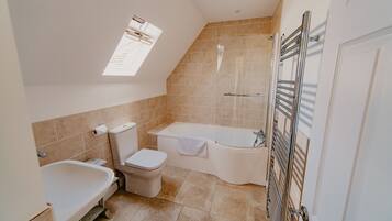 Regadera, secadora de cabello, toallas