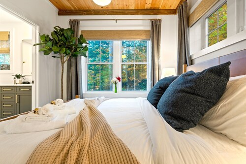 Luxe Retreat: Sleeps 16, Hot Tub, Sauna & Movie Room