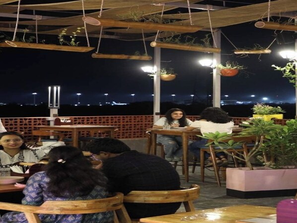 Dining - Hotel Rudraksha (Indore)