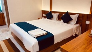 Deluxe Room | Laptop workspace, soundproofing, WiFi - Hotel Rudraksha (Indore)