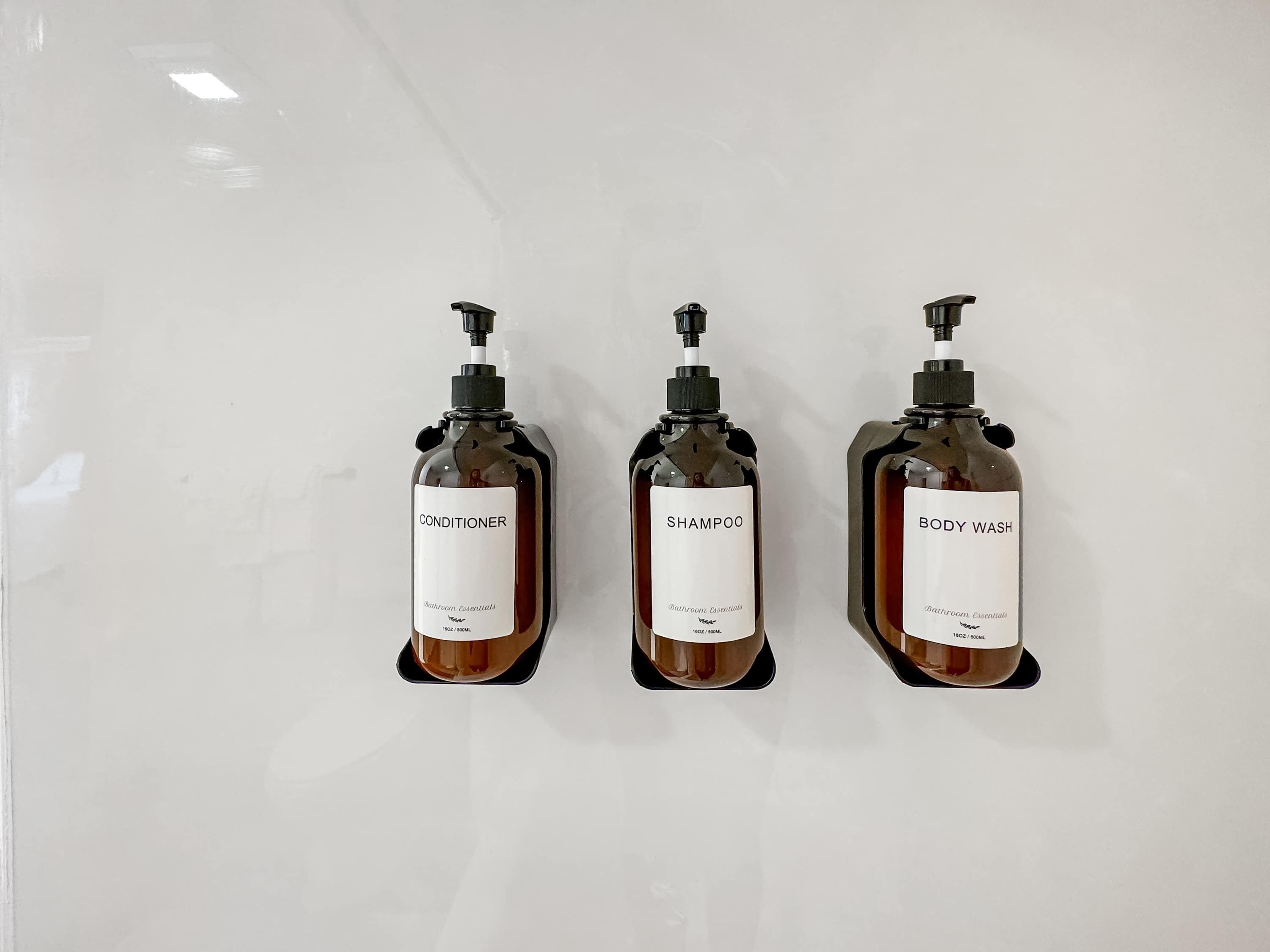 Combined shower/tub, hair dryer, towels