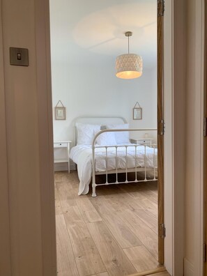 2 bedrooms, iron/ironing board, travel crib, WiFi - Woodview - Idyllic Cottage in the Country (Kinnettles)