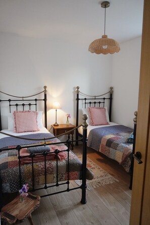 2 slaapkamers, een strijkplank/strijkijzer, reisbedje, wifi