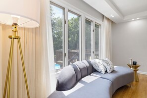 Smart TV, fireplace - Upper Saddle River Resort w Pool, Hot Tub & Lake (Airmont)