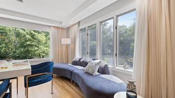 Een televisie en een open haard