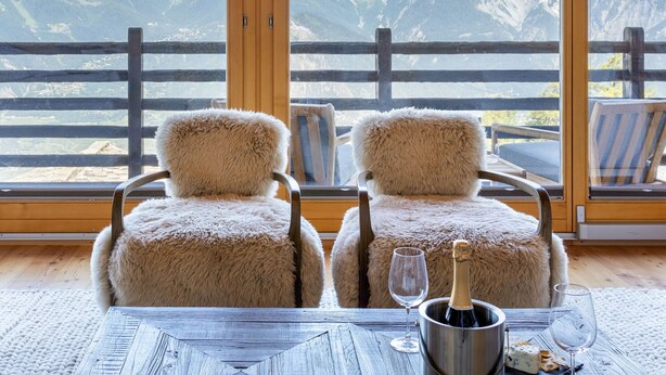 A room with two plush chairs facing a large window overlooking a mountain range. - Chalet La Vue (Les Crettaux - Nendaz) (Isérables)