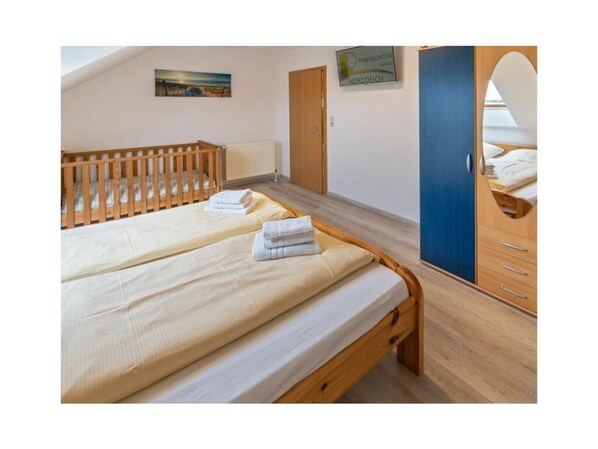 3 bedrooms, iron/ironing board, bed sheets - Low Tide Comfortable Holiday Residence (Norden)