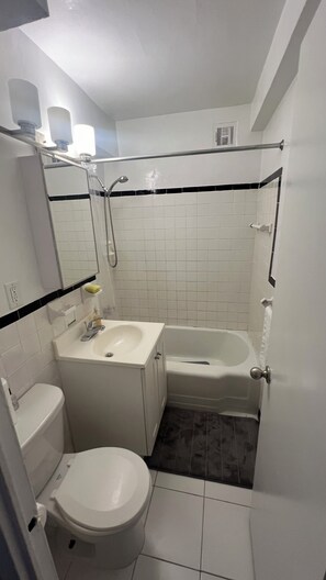 Serviettes fournies, savon, papier toilette