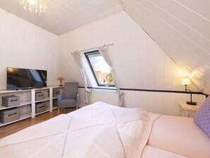 2 habitaciones, muebles diferentes y tabla de planchar con plancha 