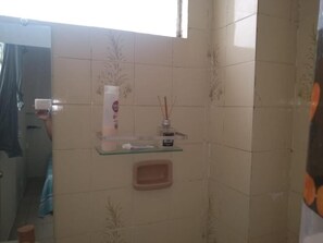 經濟雙人房 | 浴室 | 毛巾、衛生紙