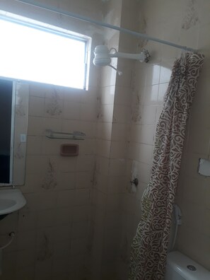 Economy Double Room | Bathroom | Towels, toilet paper - Lar Jampa - Acomodações  (João Pessoa)