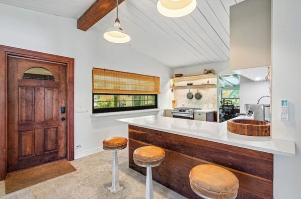 冷蔵庫、コンロ、食器洗い機、コーヒー / ティーメーカー