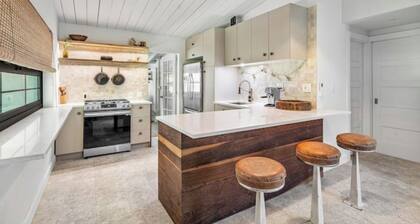 Brand new 2 bed/2 bath tropical retreat -BIG yard