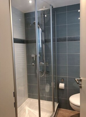 Mobil Karavan | Kamar mandi | Shower dan pengering rambut